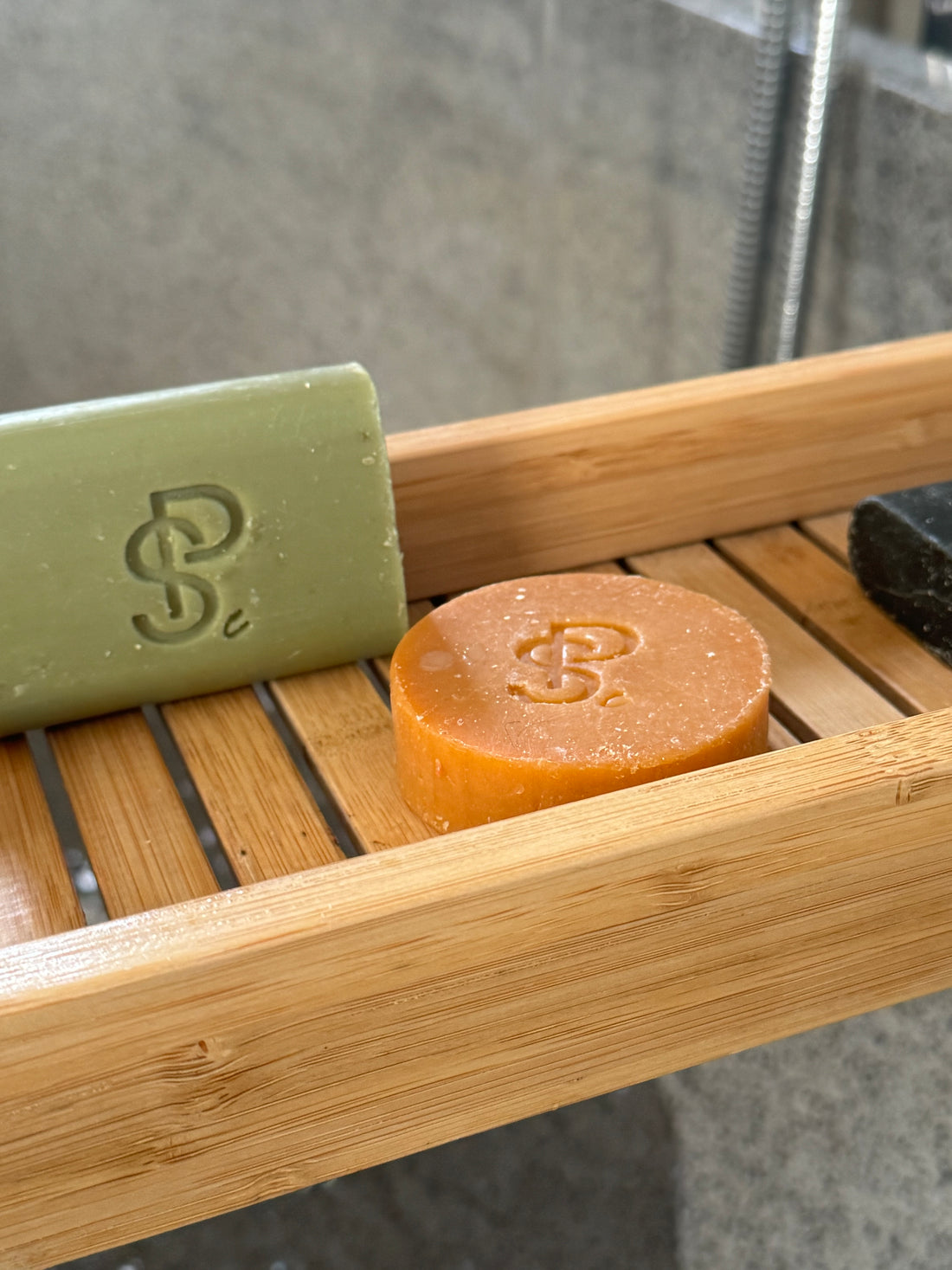 Savons Pure Skin Elite sur un porte-savon en bambou